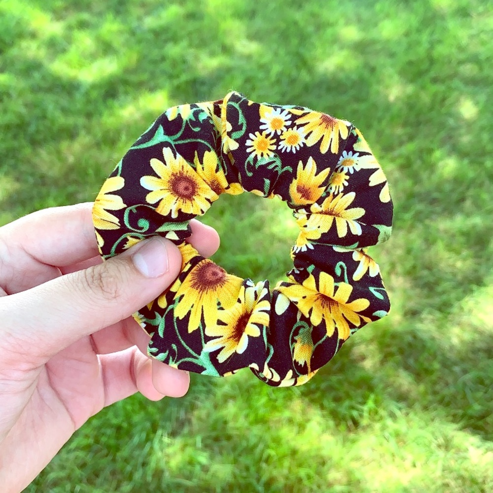 You’re a Daisy if You Do Scrunchie 🌻